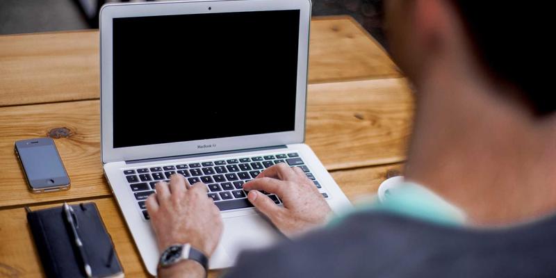 告别油光满面！揭秘美容院级控油管理与毛孔清洁术