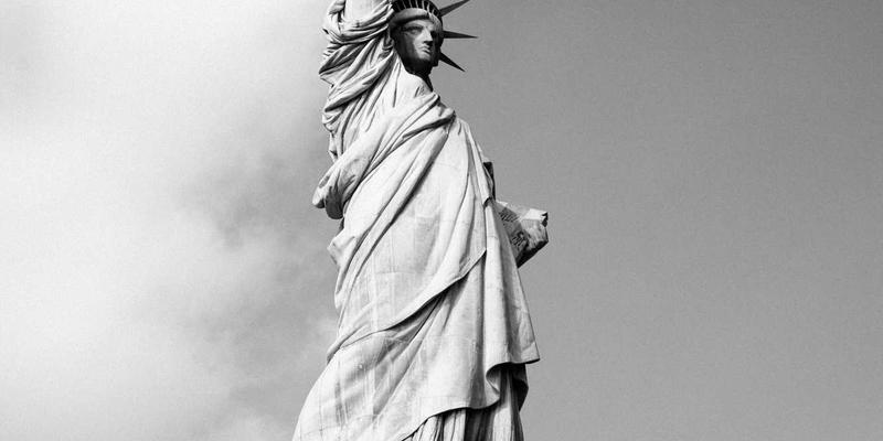 敏感肌也能安心刷酸？专业沙龙级温和焕肤指南：成分、浓度与频率的平衡艺术